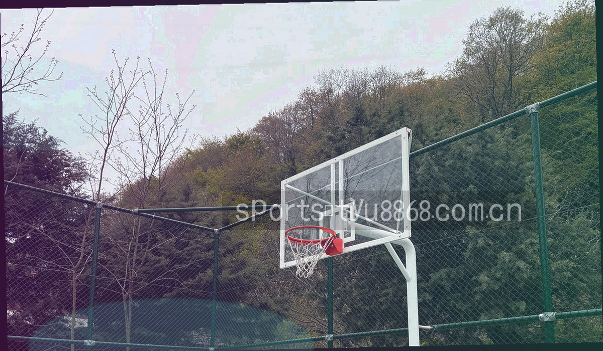两块并排的深色界面示意图形，一块面板密集，一块更简洁